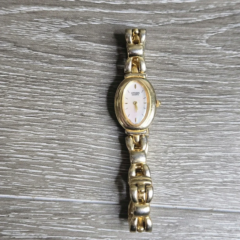 Vintage Citizen Quartz Ladies Watch Mother Pearl Dial Gold Tone 5920-S56573 Oval